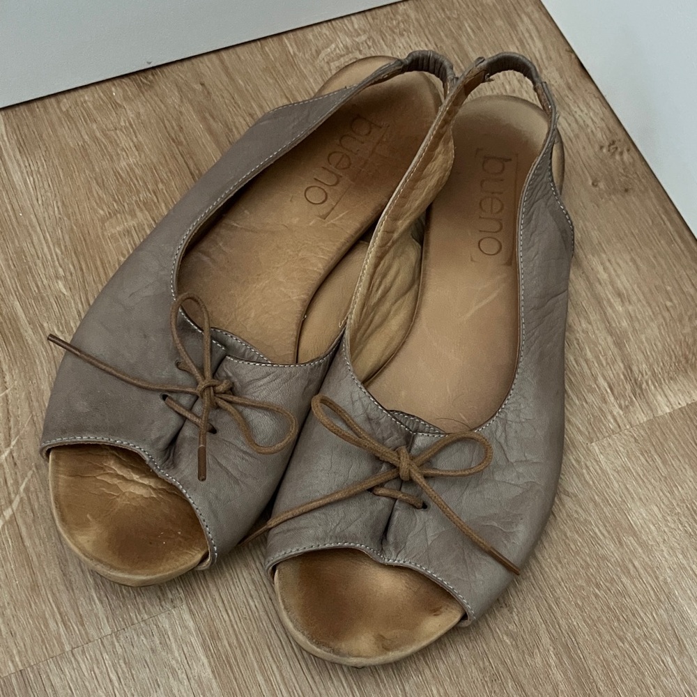 Bueno Women's taupe Leather keely Sandals